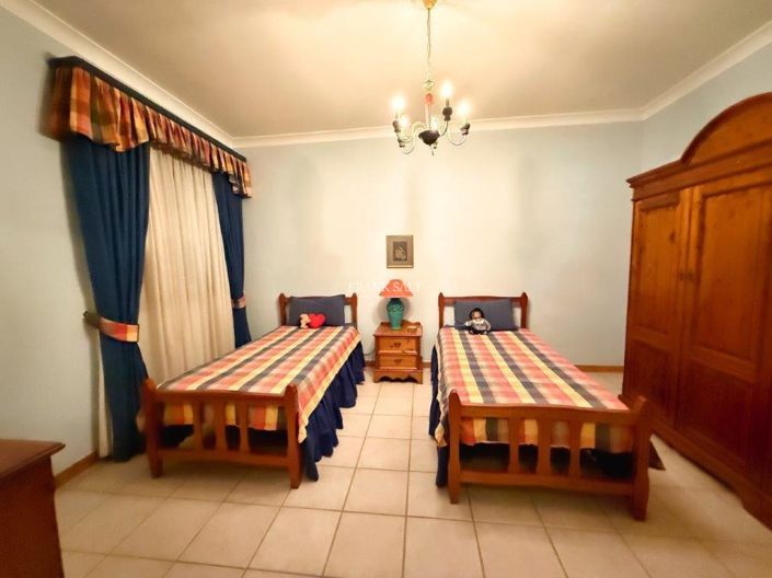 Image No.12-3 Bed Property for sale