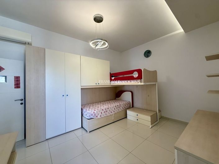 Image No.10-3 Bed Property for sale