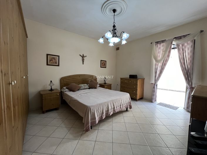 Image No.8-3 Bed Property for sale