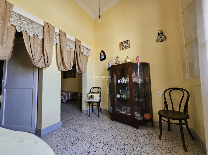 Image No.10-3 Bed Property for sale