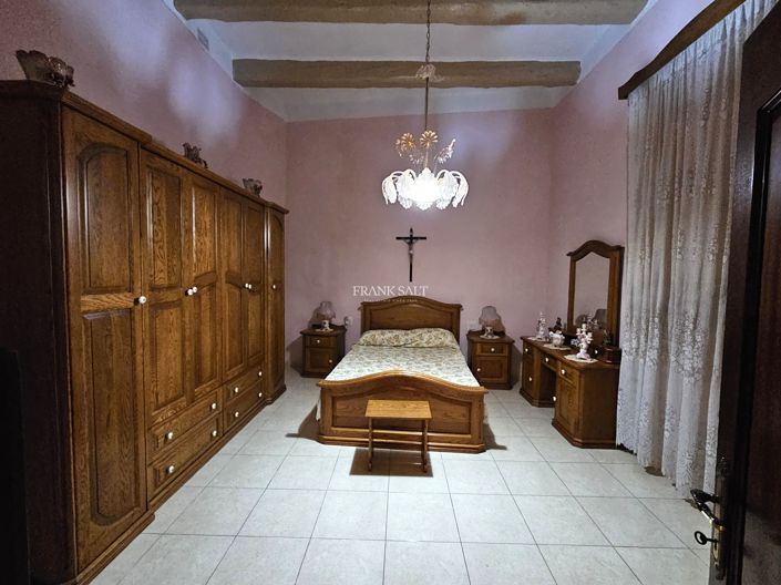 Image No.16-3 Bed Property for sale