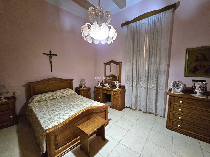 Image No.17-3 Bed Property for sale