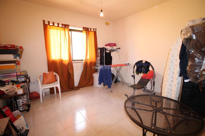Image No.12-3 Bed Property for sale
