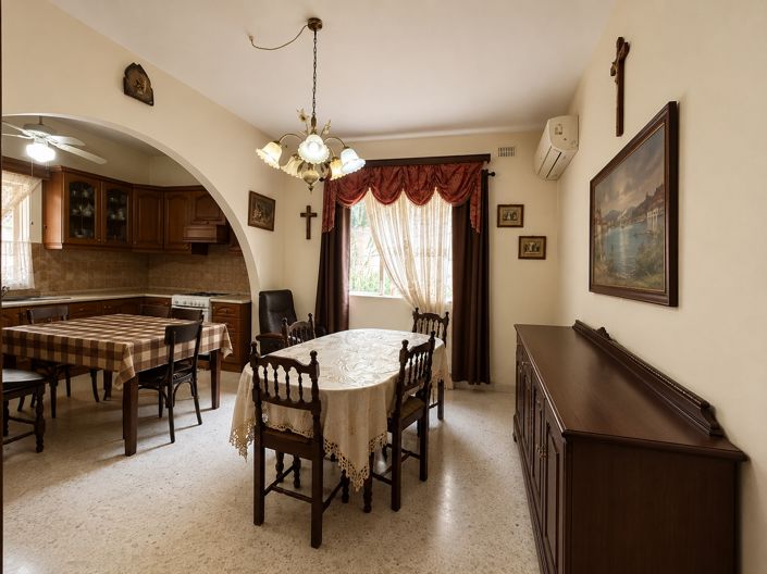 Image No.2-5 Bed Property for sale