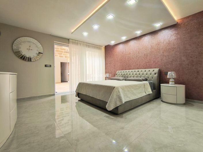 Image No.3-3 Bed Property for sale