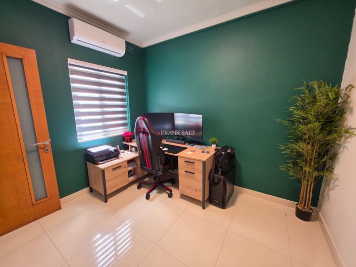 Image No.12-3 Bed Property for sale