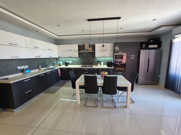 Image No.4-3 Bed Property for sale