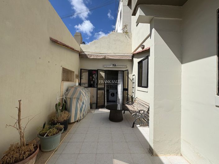 Image No.12-3 Bed Property for sale