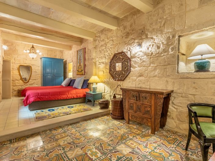 Image No.10-4 Bed Property for sale