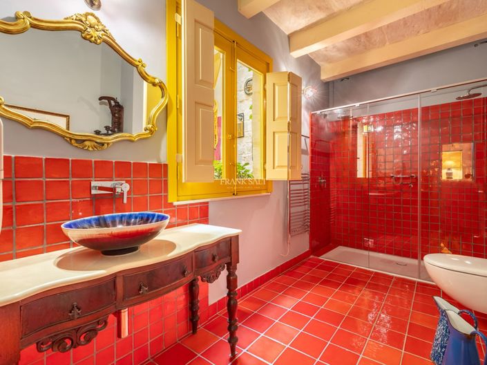 Image No.17-4 Bed Property for sale