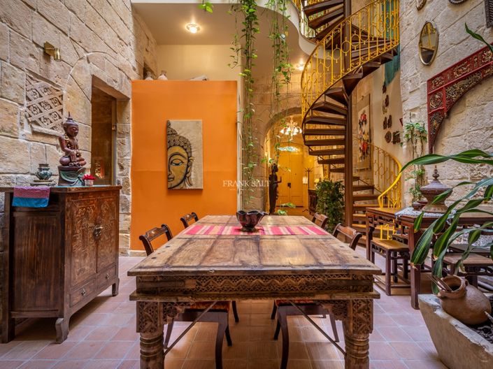 Image No.2-4 Bed Property for sale