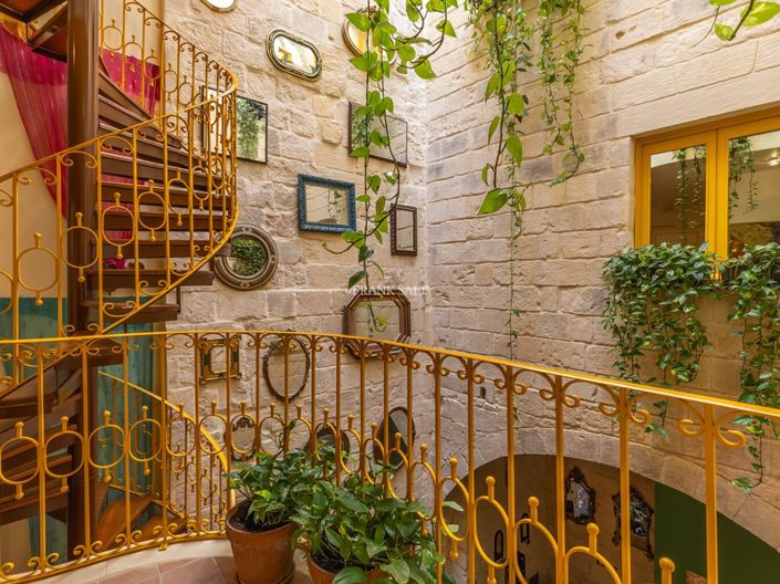 Image No.4-4 Bed Property for sale