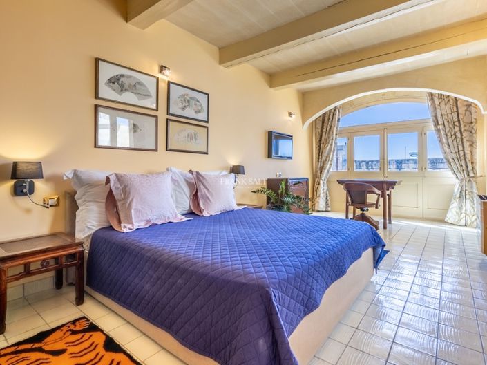 Image No.9-4 Bed Property for sale