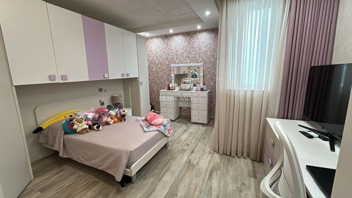 Image No.7-3 Bed Property for sale