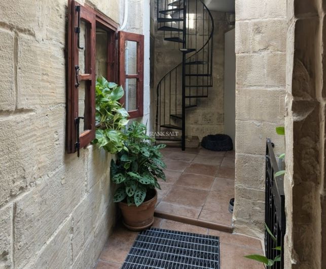 Image No.12-2 Bed Property for sale