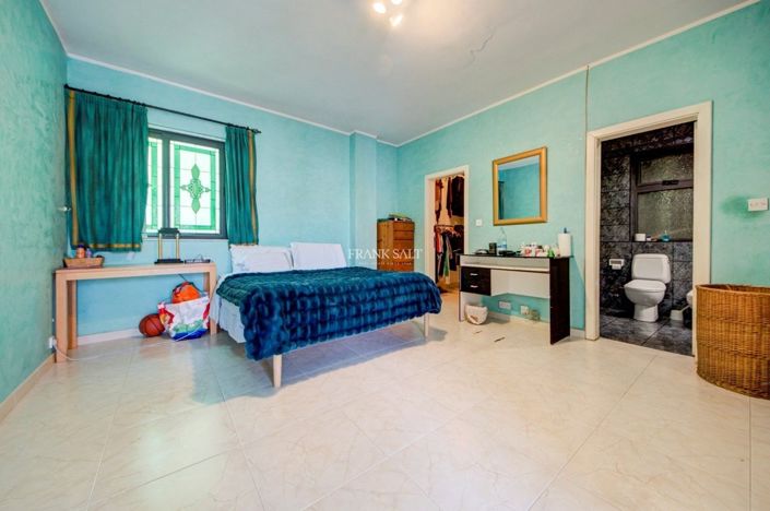 Image No.25-3 Bed Property for sale