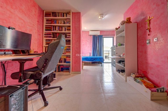 Image No.31-3 Bed Property for sale
