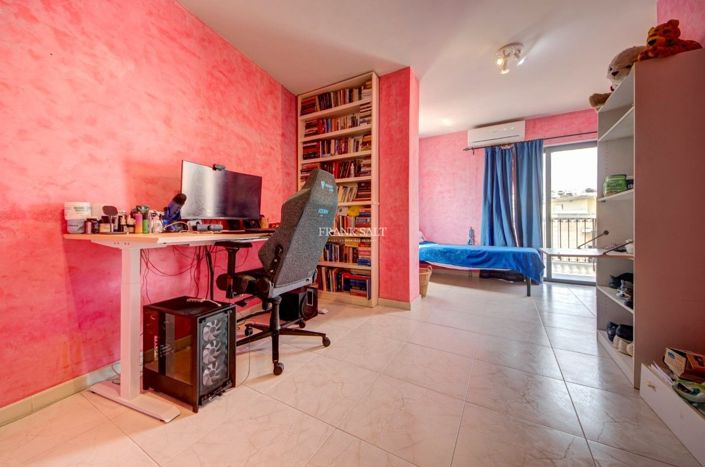 Image No.32-3 Bed Property for sale