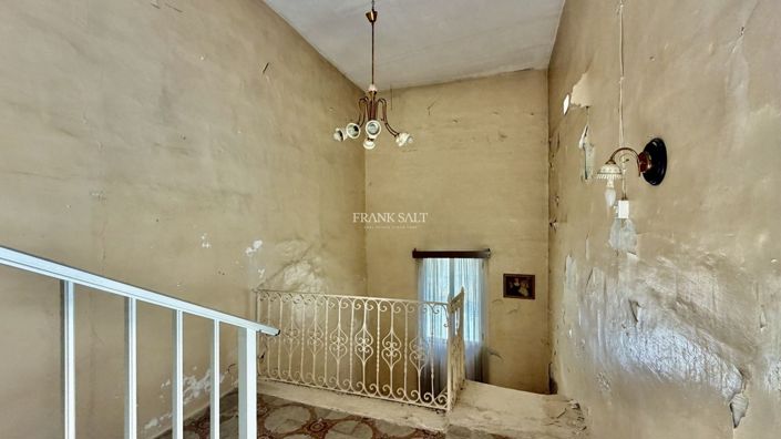 Image No.10-3 Bed Property for sale