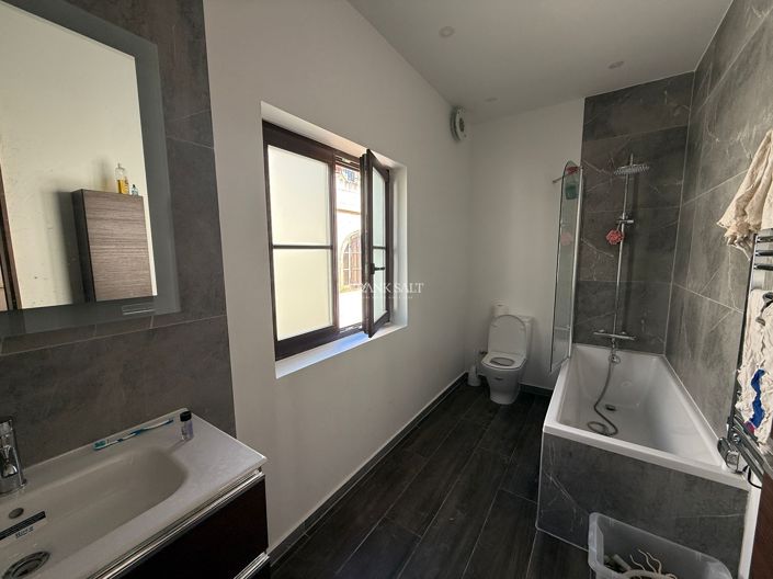 Image No.3-Propriété de 5 chambres à vendre à Zejtun