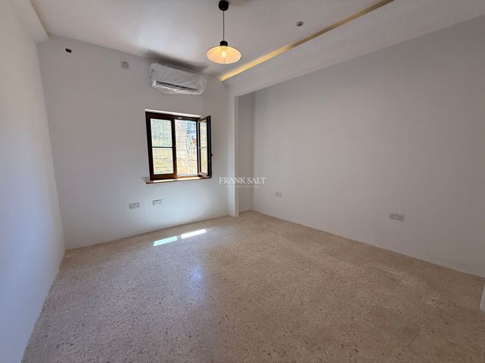 Image No.5-Propriété de 5 chambres à vendre à Zejtun