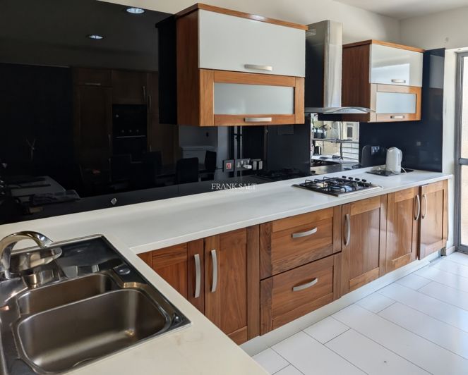 Image No.5-3 Bed Property for sale