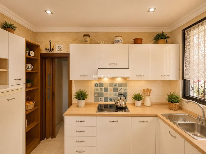 Image No.2-4 Bed Property for sale