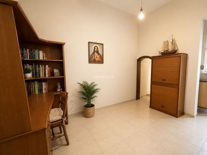 Image No.5-4 Bed Property for sale