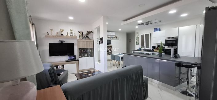 Image No.3-3 Bed Property for sale