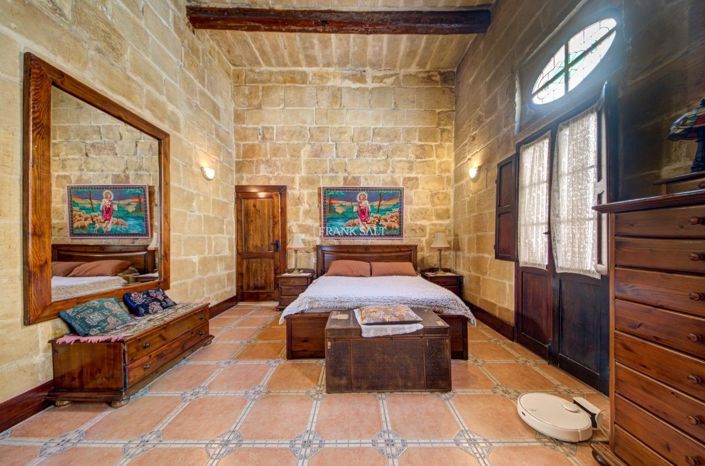 Image No.18-3 Bed Property for sale
