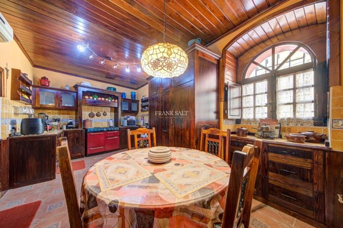 Image No.10-3 Bed Property for sale