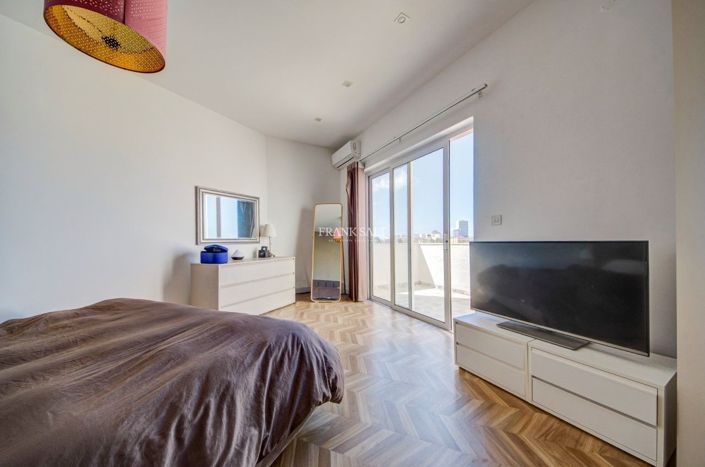 Image No.10-2 Bed Property for sale