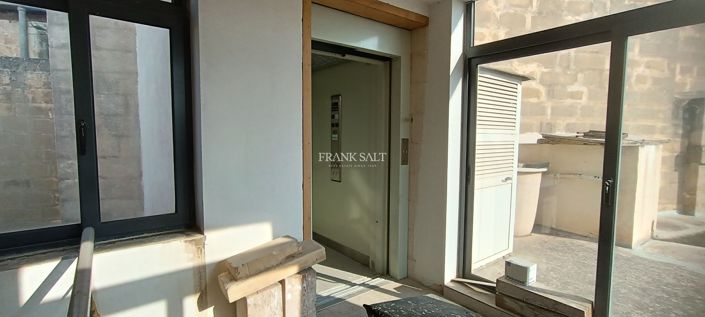 Image No.10-5 Bed Property for sale