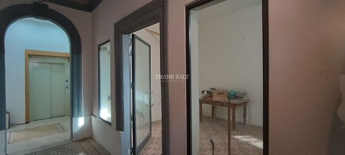 Image No.2-5 Bed Property for sale