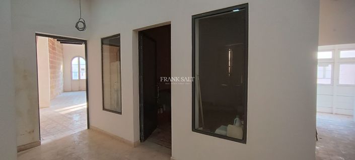 Image No.8-5 Bed Property for sale