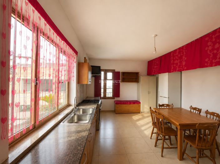 Image No.8-3 Bed Property for sale