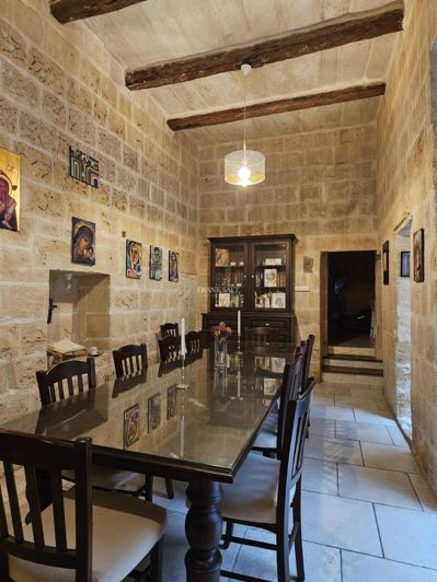 Image No.6-4 Bed Property for sale
