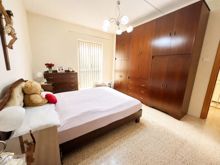 Image No.11-3 Bed Property for sale