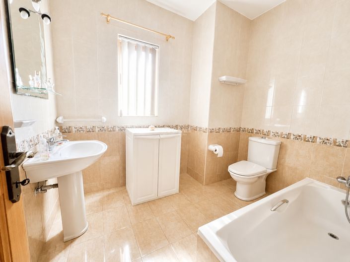 Image No.12-3 Bed Property for sale