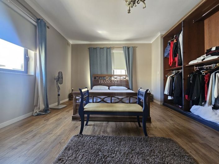 Image No.12-3 Bed Property for sale