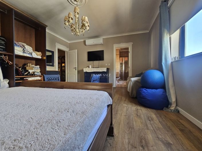Image No.14-3 Bed Property for sale
