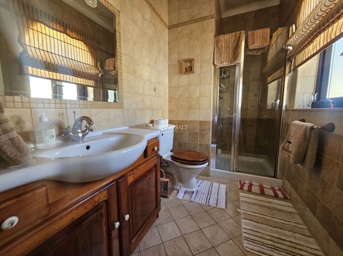 Image No.16-3 Bed Property for sale