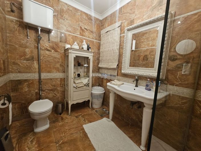Image No.18-3 Bed Property for sale