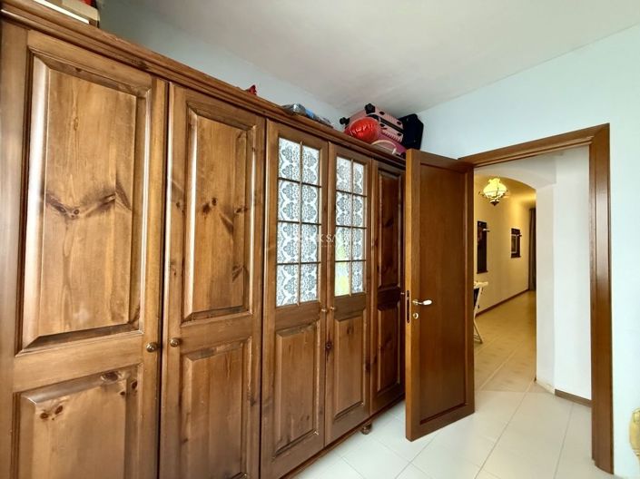 Image No.10-3 Bed Property for sale