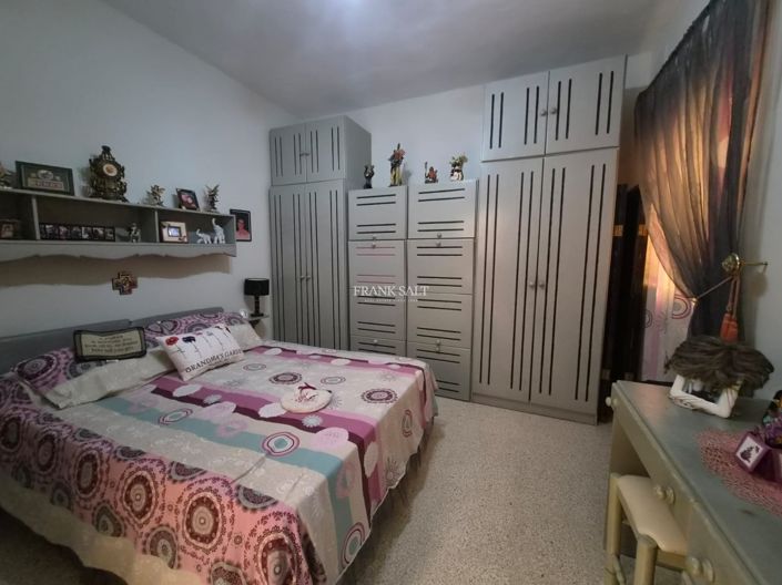 Image No.12-3 Bed Property for sale