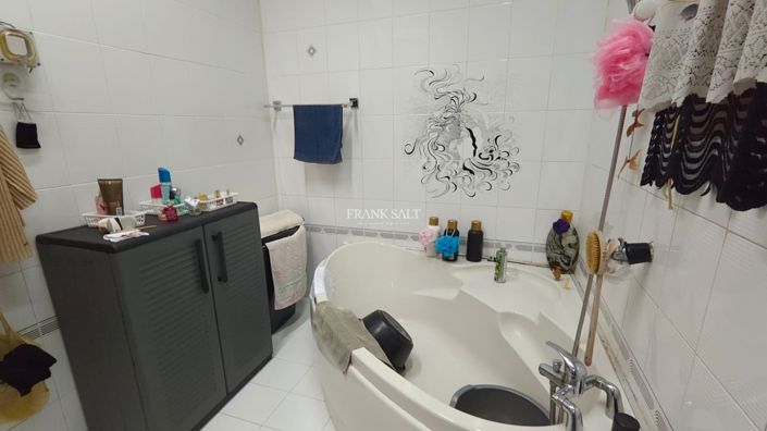 Image No.9-2 Bed Property for sale
