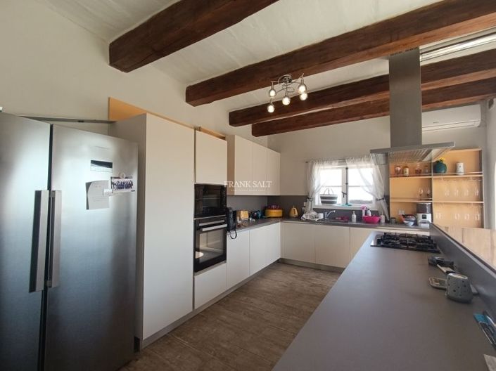 Image No.4-Propriété de 4 chambres à vendre à Birzebbuga