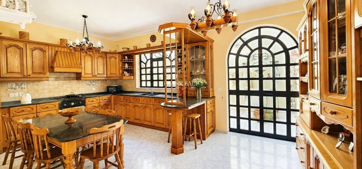 Image No.3-4 Bed Property for sale