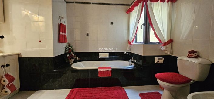 Image No.4-4 Bed Property for sale