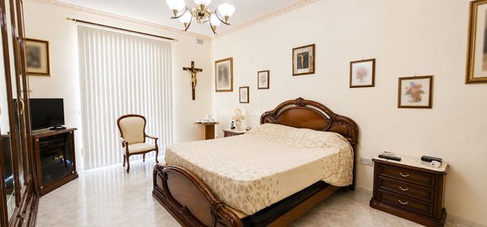 Image No.5-4 Bed Property for sale